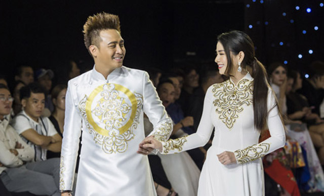 Thanh Duy nắm chặt tay Kha Ly trong ngày "cưới lại"