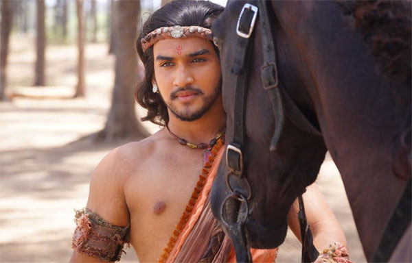 “Hoàng tử vũ công” của Bollywood chấn thương nghiêm trọng khi ngã ngựa trên phim trường