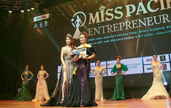 Tuyết Khang Nguyễn đăng quang thuyết phục ngôi vị Hoa hậu Thân thiện tại Malaysia