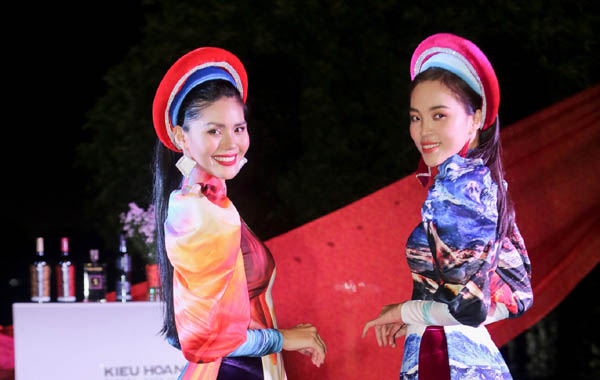 Hoa hậu Kim Nguyên, Linh Huỳnh ấn tượng với áo dài NTK Nhật Dũng, ghé thăm gian hàng Trần Gia tại lễ hội “Hò Dô”