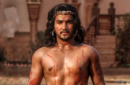 “Hoàng tử vũ công” của Bollywood chấn thương nghiêm trọng khi ngã ngựa trên phim trường