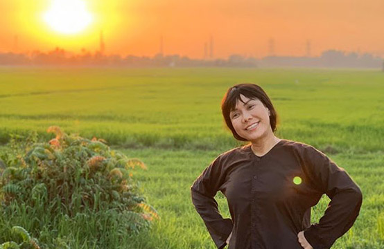 Nghệ sĩ Việt Hương tiếp tục giúp người dân miền Tây chống hạn mặn