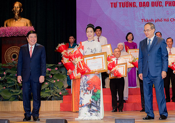 NSƯT Trịnh Kim Chi nhận bằng khen "Công dân tiêu biểu" tại Nhà Hát Lớn Thành Phố