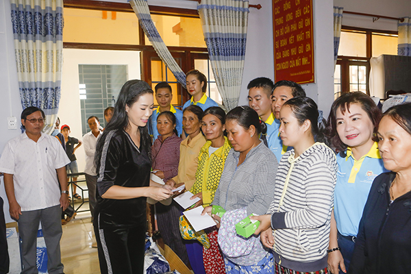 NSƯT Trịnh Kim Chi có mặt tại các tỉnh miền Trung trao 2,36 tỷ đồng cho bà con 