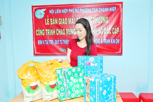 NSƯT Trịnh Kim Chi giúp hộ nghèo đón năm 2021 với căn nhà mới 