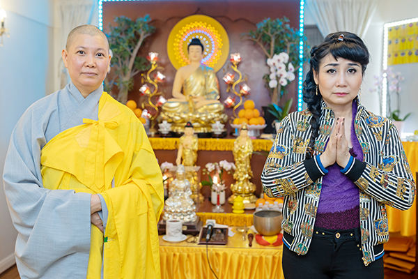 Nghệ sĩ Uyên Thảo cùng kiều bào Anh tham dự lễ Phật đản 