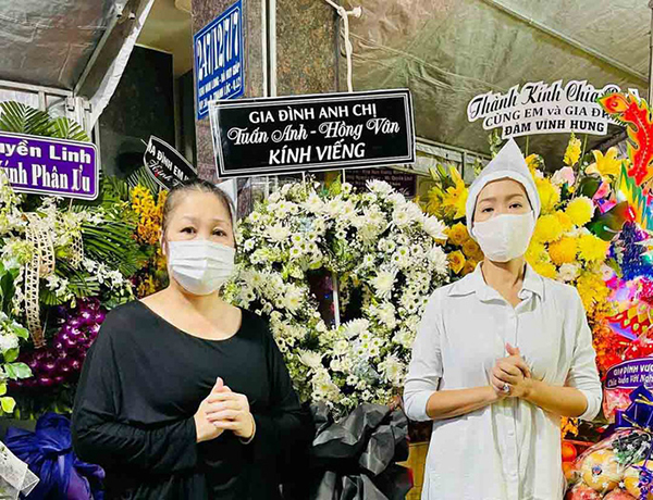 NSƯT Trịnh Kim Chi nghẹn ngào tiễn biệt mẹ, đồng nghiệp xúc động
