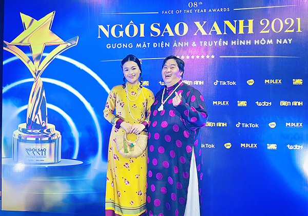 Hoàng Mập cùng con gái Khánh Trinh diện áo dài đi dự họp báo