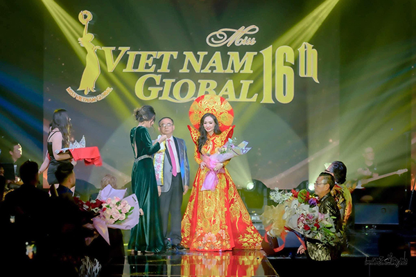 Angie Thúy Anh Ngô xuất sắc giành 2 giải Hoa hậu Áo dài và Hoa hậu Doanh nhân