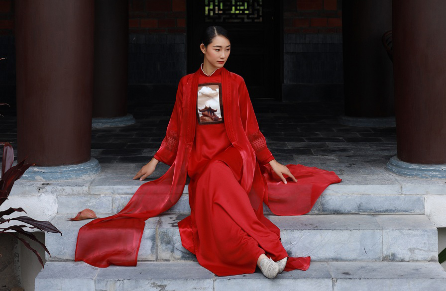Người mẫu quốc tế Trà My tôn vinh vẻ đẹp Yên Tử qua thời trang áo dài