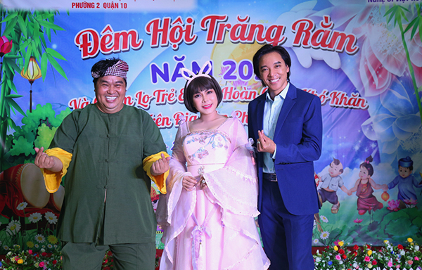 Vợ chồng Việt Hương - Hoài Phương tặng lồng đèn cho hàng trăm trẻ em nghèo