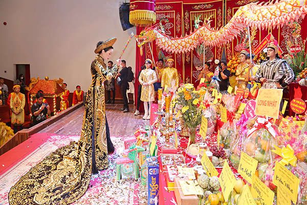 Sân khấu Trịnh Kim Chi trang nghiêm, long trọng làm lễ rước Tổ nghề