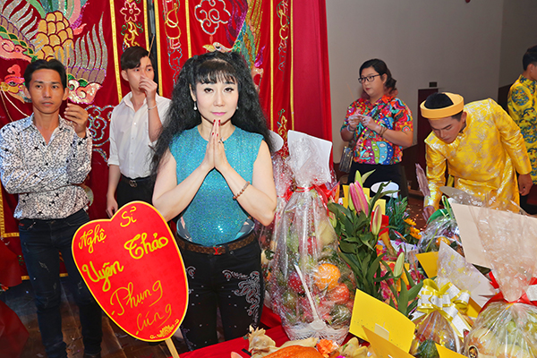 Nghệ sĩ Uyên Thảo về nước dự lễ rước Tổ tại Sân khấu Trịnh Kim Chi