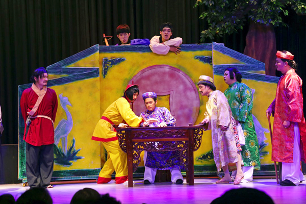 Sân khấu Trương Hùng Minh chính thức ra mắt vở diễn "Đụng vô là phỏng tay"