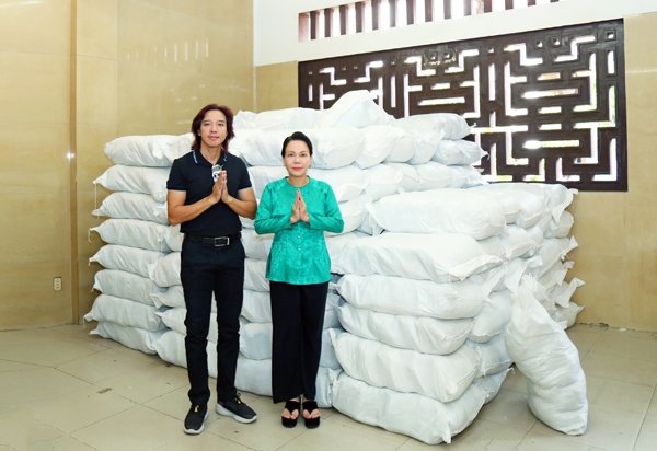 Dịp giỗ mẹ 10 năm, vợ chồng Việt Hương trao tặng 10 tấn gạo cho bà con nghèo