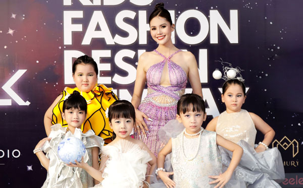 Cô, trò Hoa hậu Kim Nguyên sải bước ấn tượng sàn catwalk