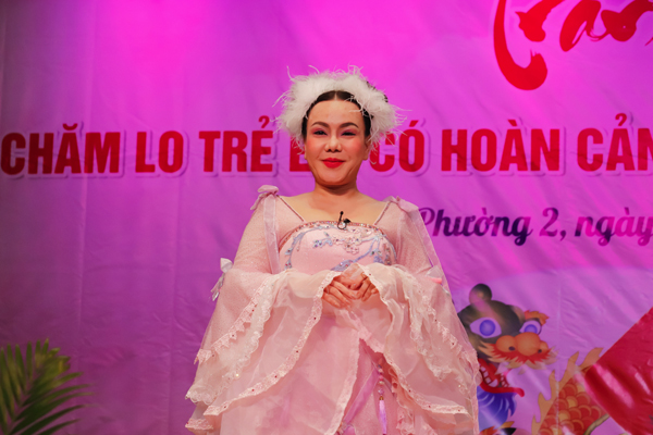 Vợ chồng nghệ sĩ Việt Hương - Hoài Phương giúp trẻ em nghèo đón Trung Thu