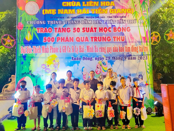  Lý Hải - Minh Hà về miền Tây trao quà cho trẻ em nhân dịp sinh nhật