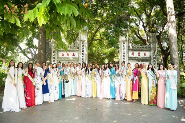 Hơn 70 Hoa hậu Quốc tế trải nghiệm vẻ đẹp Việt Nam trong Áo dài của NTK Ngô Nhật Huy