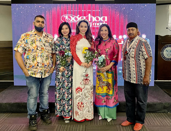 Êkip “Đóa hoa mong manh” mặc áo dài Việt Nam quảng bá phim tại Ấn Độ