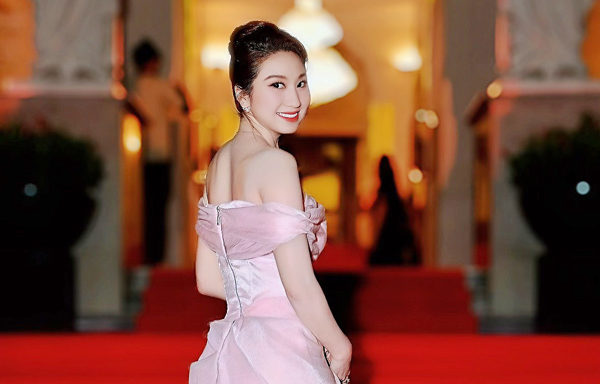 Cao Mỹ Kim với nét đẹp dịu dàng dự sự kiện Lễ bế mạc Liên hoan phim Quốc tế TP.HCM 