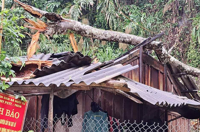 Lốc xoáy làm hàng loạt nhà bị tốc mái, cột điện đổ sập ở Nghệ An