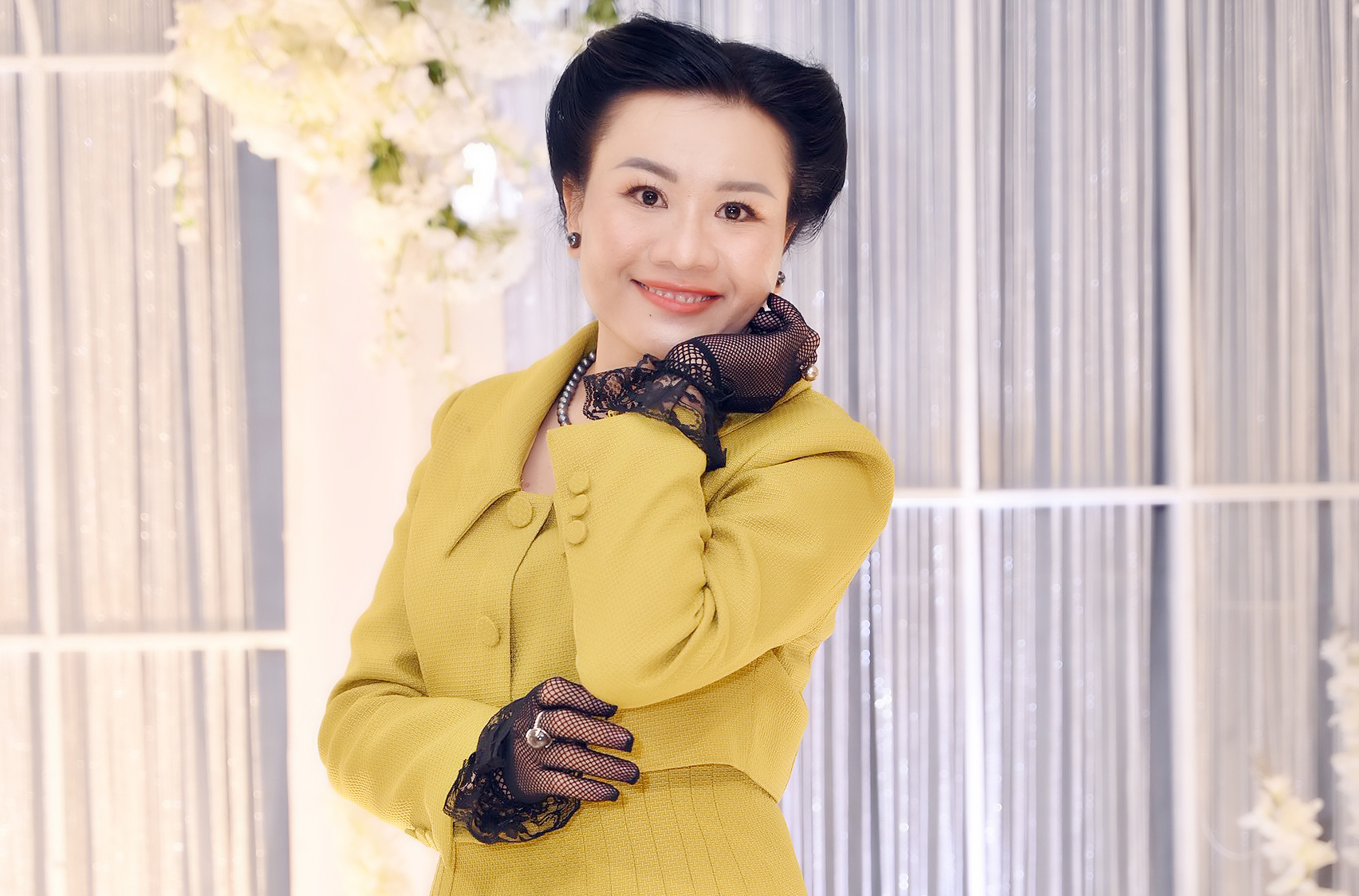 CEO Lê Phạm thu hút mọi ánh nhìn với thời trang cổ điển
