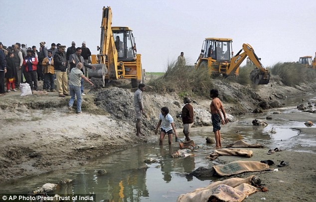 Hơn 100 tử thi hiện ra trên sông cạn ở Ấn Độ