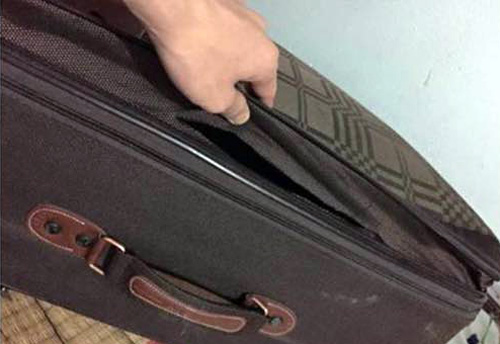 Nhân viên bốc xếp rạch hành lý trộm đồ ở Nội Bài