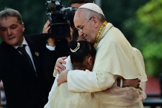 Bé gái Philippines 12 tuổi khiến Giáo hoàng 'chấn động'