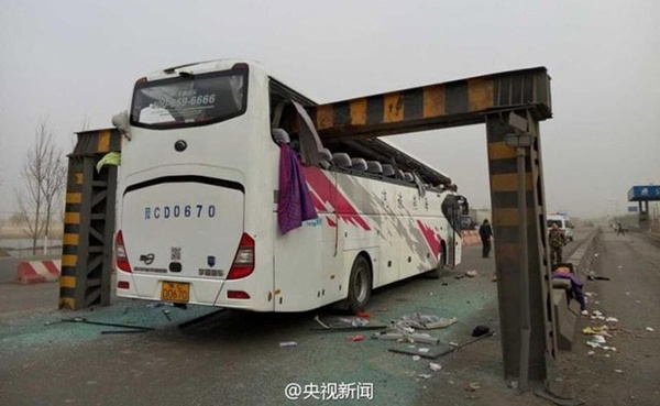 Rào chắn cắt đôi xe Bus khiến 2 người thiệt mạng