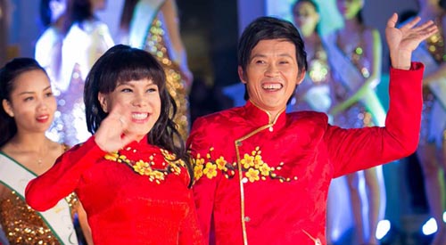 Hoài Linh - Việt Hương diện áo dài đôi trên thảm đỏ