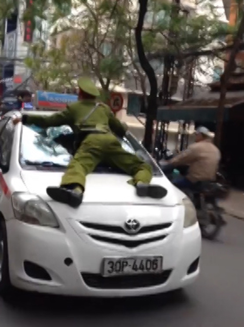 Tài xế taxi hất công an lên nắp capô rồi lao đi giữa Hà Nội