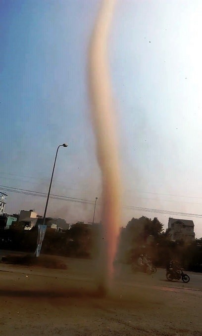 Hình ảnh vòi rồng cuồn cuộn thổi bay mái nhà dân ở TP HCM