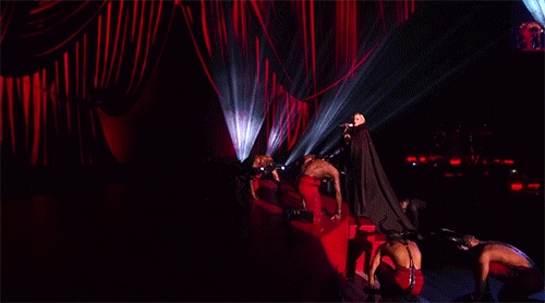Madonna ngã ngửa vì áo choàng trên sân khấu Grammy nước Anh