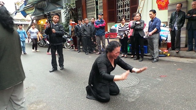 Hà Nội: Quỳ lạy, van xin để được đưa thi hài mẹ vào nhà lo hậu sự