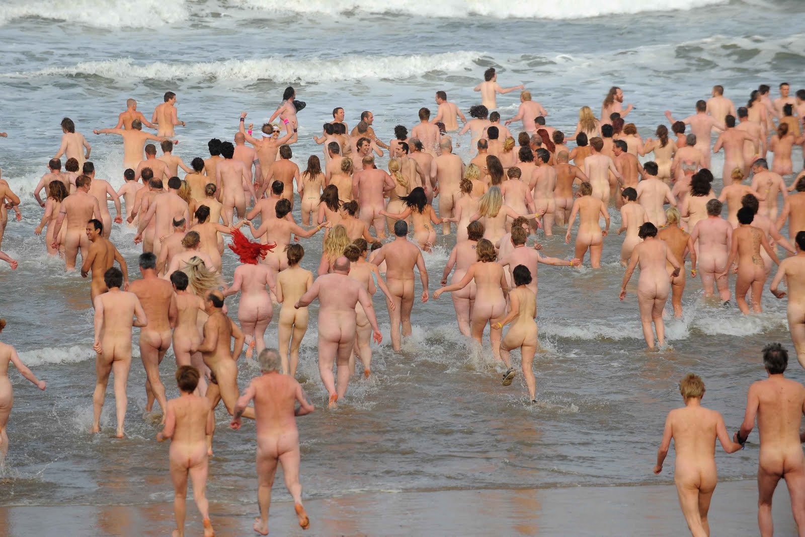 Lễ hội tắm tiên thu hút cả nghìn người ở Australia