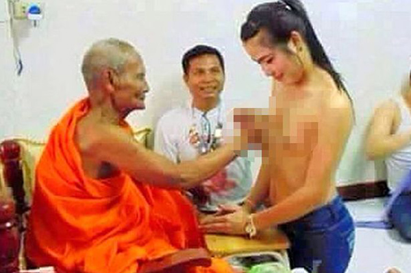 Nhà sư Thái Lan bị chỉ trích vì 'sờ ngực' phụ nữ