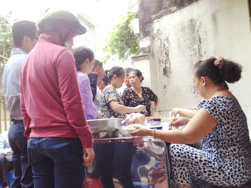 Xếp hàng ăn bánh 'mắng', phở 'chửi' ở Sài Gòn