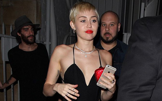 Miley Cyrus xuất hiện gợi cảm sau khi bạn trai lộ ảnh "lăng nhăng"