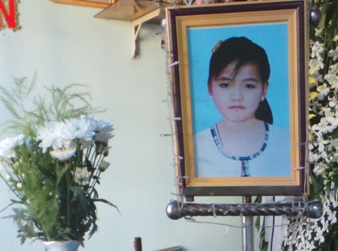 Cha mẹ khóc nghẹn nhận thi thể con đã phân huỷ ở Campuchia