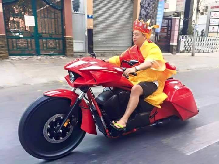 Đường Tăng chạy mô tô siêu 'khủng' trên phố Sài Gòn