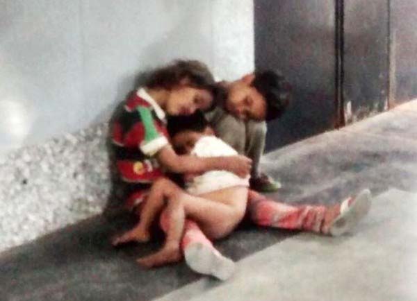 Ấn Độ: Lặng người với hình ảnh 3 đứa trẻ bị bỏ rơi ở ga tàu hỏa