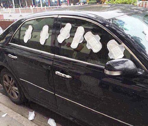 Cô gái trẻ dán đầy băng vệ sinh lên xe người tình vì ghen