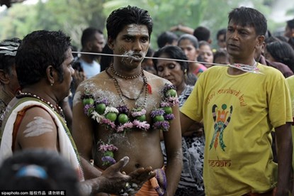 Rợn người vì lễ hội hành xác ở Indonesia