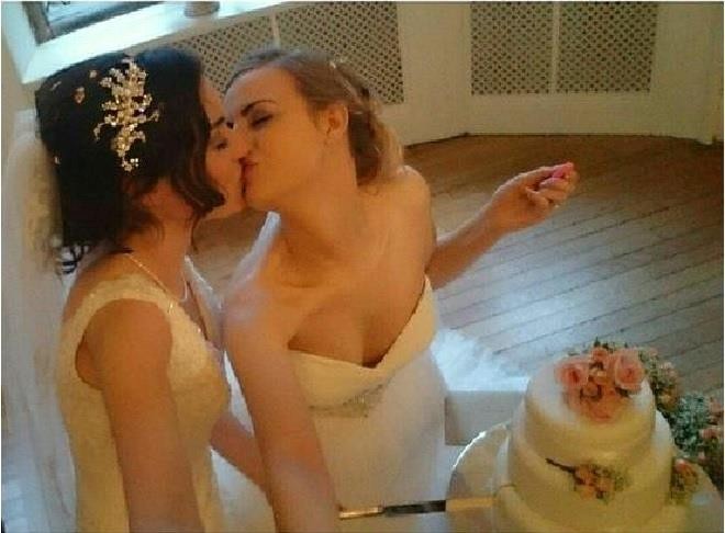 Đám cưới của cặp đồng tính nổi tiếng trên mạng