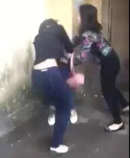 Hai cô gái đánh hội đồng, lột áo nữ sinh ở khu tập thể