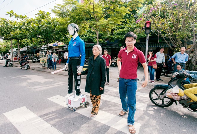 Robot biết nói dẫn người qua đường ở Đà Nẵng