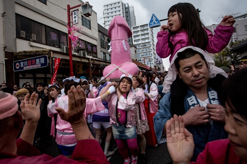Lễ hội rước 'của quý' ở Nhật đông nghẹt khách tham quan