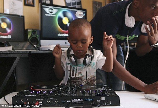 DJ 2 tuổi vẫn còn đóng bỉm nhưng đã chơi nhạc thành thạo